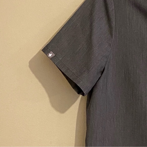 Figs Scrub Top Shirt Womens XS Technical Collection Gray Pockets Logo Medical - Picture 6 of 11